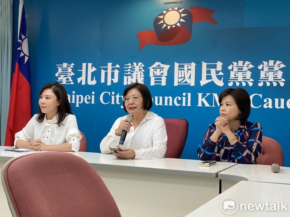 國民黨台北市黨部主委黃呂錦茹（中）、港湖區立委候選人李彥秀（左）、士林大同立委候選人游淑慧（右）。   圖：周煊惠 / 攝(資料照片)