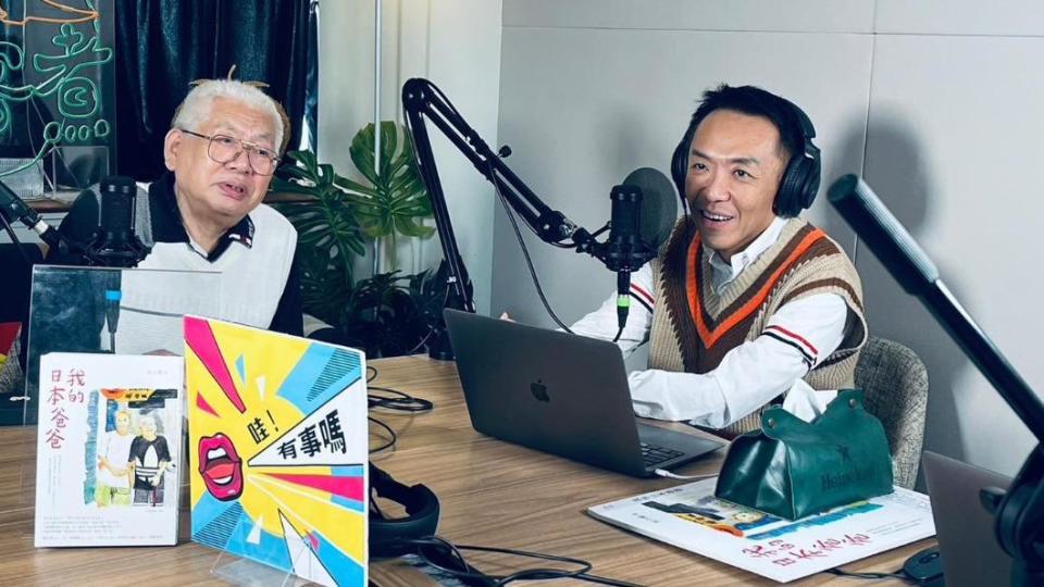 吳小帽（右）帶歐吉桑一起錄製Podcast節目，更當場自爆性向。（圖／翻攝自帽筆生花臉書）