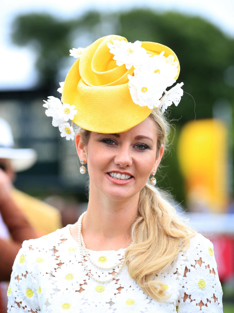 This racegoer opted for a summery vibe in a white and yellow ensemble. 