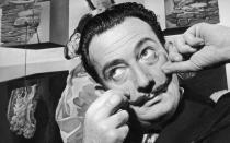 Der spanische Maler Salvador Dalí (1904 bis 1989) liebte die große (Selbst-)Inszenierung - wozu auch sein bis zu 25 Zentimeter langer Bart gehörte. (Bild: George Konig/Keystone Features/Getty Images)