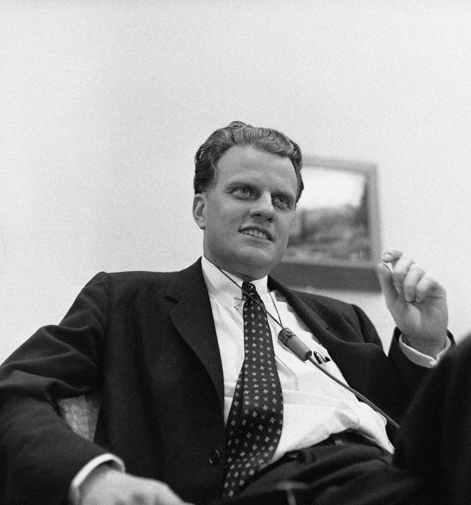 <p>Billy Graham addresses a press conference at Minneapolis Airport on Jan. 12, 1959, on his arrival from Dallas, Texas. He was en route to the Mayo Clinic in Rochester, Minn., for treatment of an eye ailment. (Photo: AP) </p>