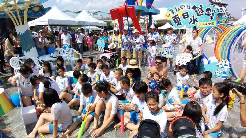 ▲兒童新樂園「小小水樂園」今（13）日開幕，台北市長柯文哲揭牌與民同樂。（圖／台北捷運提供）