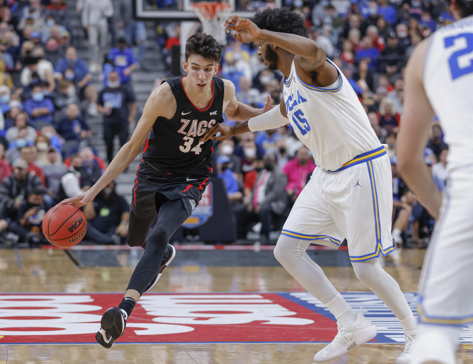 Gonzaga's Chet Holmgren dribbles the ball.