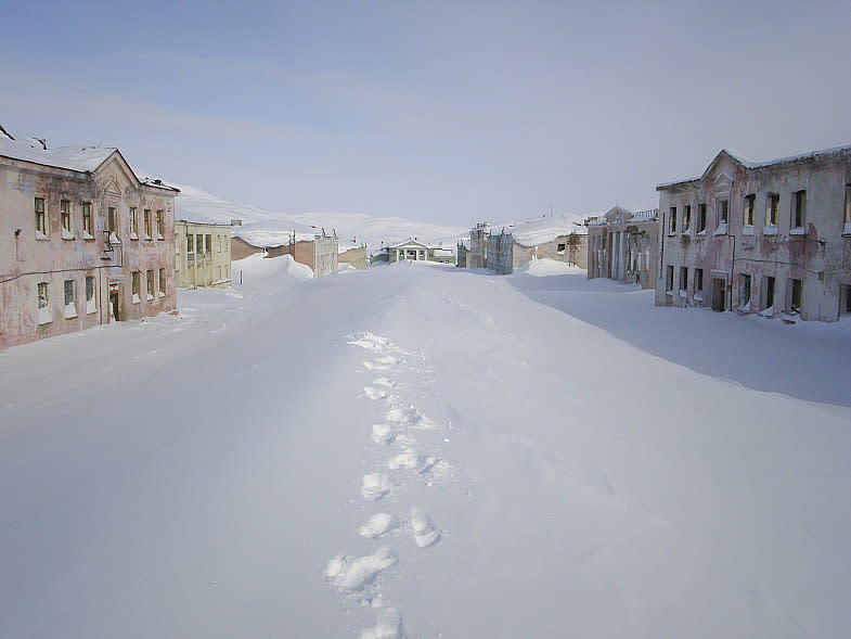 IULTIN (RUSIA). Esta ciudadela se construyó alrededor de 1937 tras el descubrimiento de yacimientos de estaño y tungsteno. Alcanzó a tener más de 3.000 habitantes e, incluso, construyeron un puerto, dos plantas eléctricas y 200 kilómetros de carreteras. Las difíciles condiciones del invierno y la escasez de sostenibilidad llevaron al cierre oficial del poblado en 1995, aunque desde 1989 ya no quedaba ni un solo habitante. Wikimedia.Commons