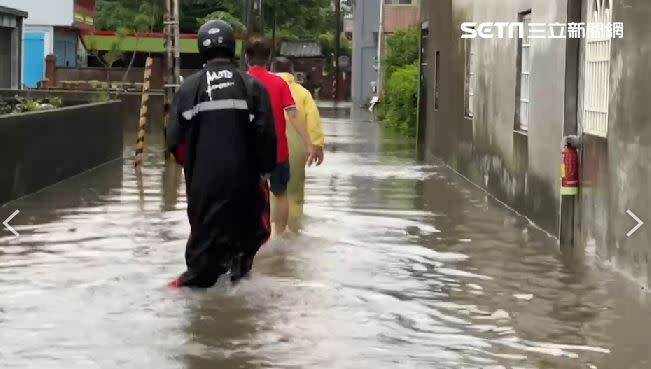 梅雨鋒面來襲，強降雨導致新竹各地頻傳淹水災情。（圖／翻攝畫面）