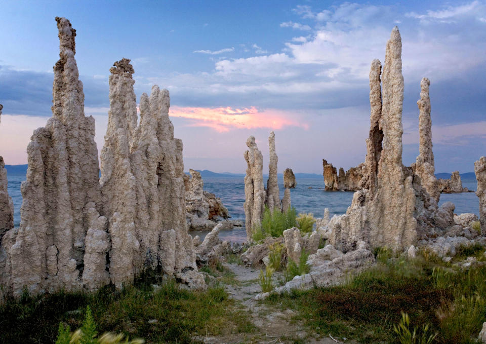 <b>Tufa pinnacles, Mono Lake, Sierra Nevada</b><br> Le Tufa pinnacles est un bassin hydrologique fermé qui laisse passer un courant d’eau sans le laisser ressortir. L'eau peut quitter ce bassin d'une seule façon; grâce l'évaporation. Au cours d’une année, quatre pieds d'eau peuvent s’évaporer. <br> (Photo: Bob Gibbons/Ardea/Caters News)