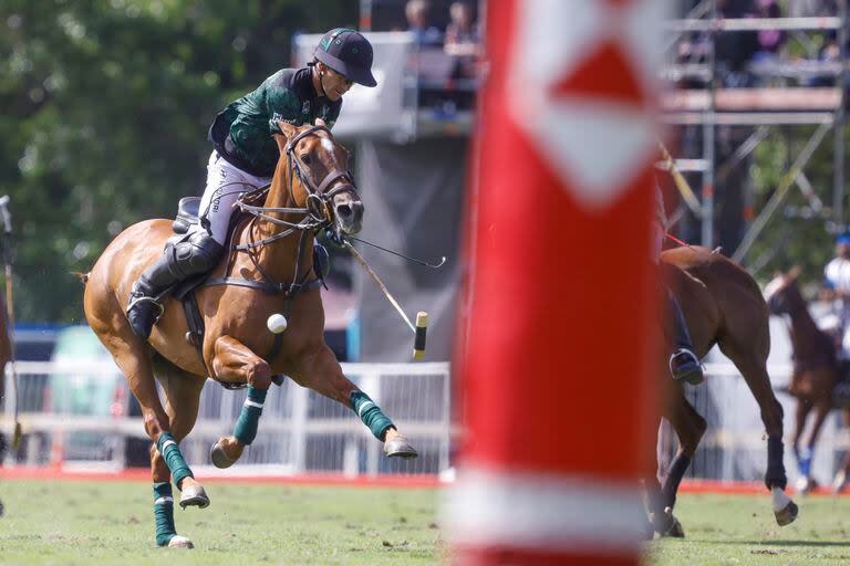 La habilidad de Hilario Ulloa para pegar de revés en una situación incómoda; el número 2 es el alma mater de los presencia de los dos equipos de La Hace en el torneo más grande del mundo.