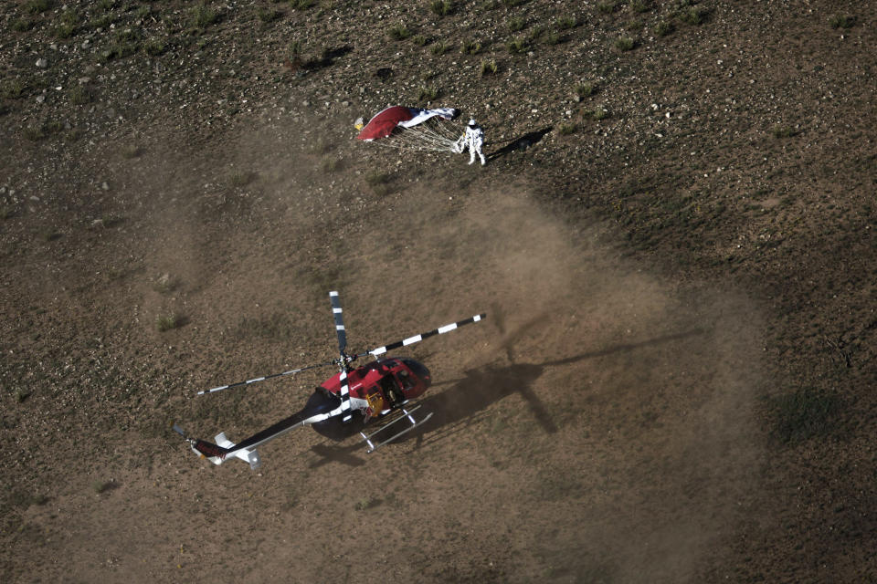 Un hélicoptère a été dépêché pour venir chercher le sportif de l'extrême. AFP