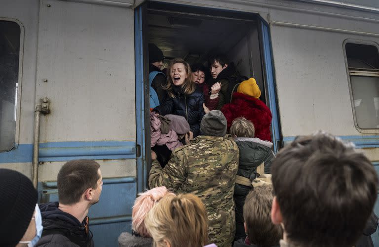 Families push onto a train heading west toward Lviv at the main train station in Kyiv, March 4, 2022. (Lynsey Addario/The New York Times) — NO SALES