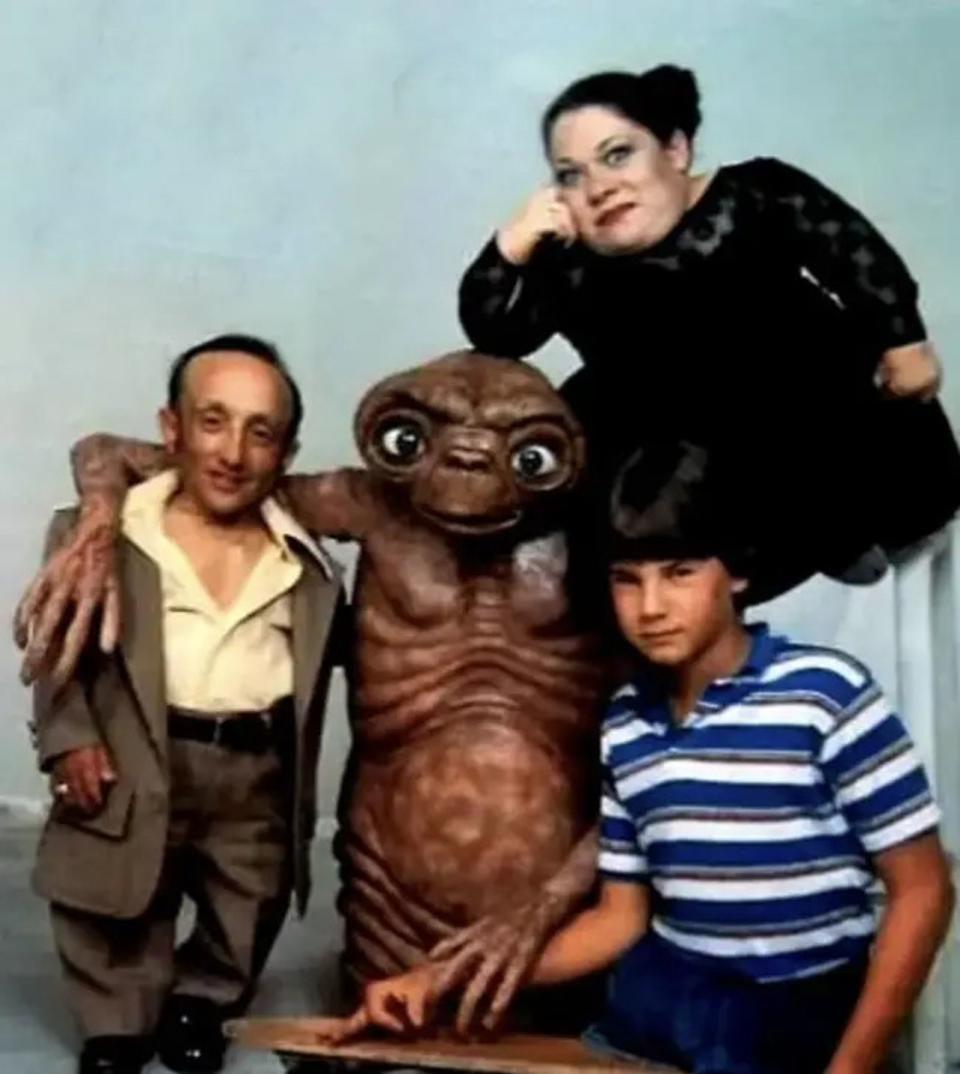 Den verdienten Ruhm erhielten die beiden kleinwüchsigen Schauspieler nie: Pat Bilon (links) starb bereits ein Jahr nach der "E.T."-Premiere. Er wurde 35 Jahre alt. Tamara de Treaux wirkte zwar noch in einigen Filmen ("Ghoulies") als "echte" Darstellerin mit, starb aber auch bereits 1990 mit 31 an Herzversagen. (Bild: Amblin Entertainment)