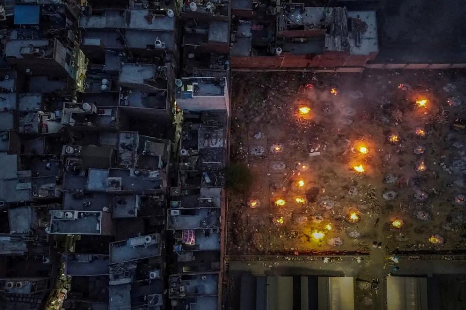 Residences surround the grounds of a crematorium during a mass cremation for victims of Covid-19 in New Delhi on 22 April 2021 (Reuters/Danish Siddiqui)