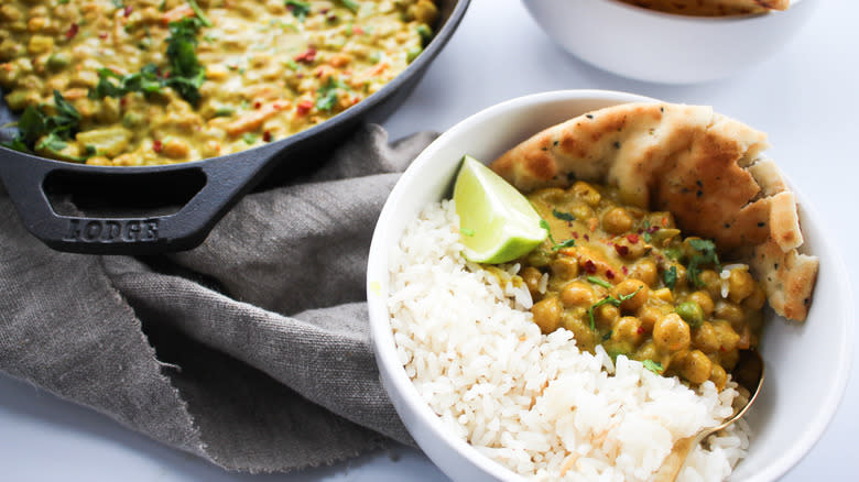 chickpea curry in bowl 