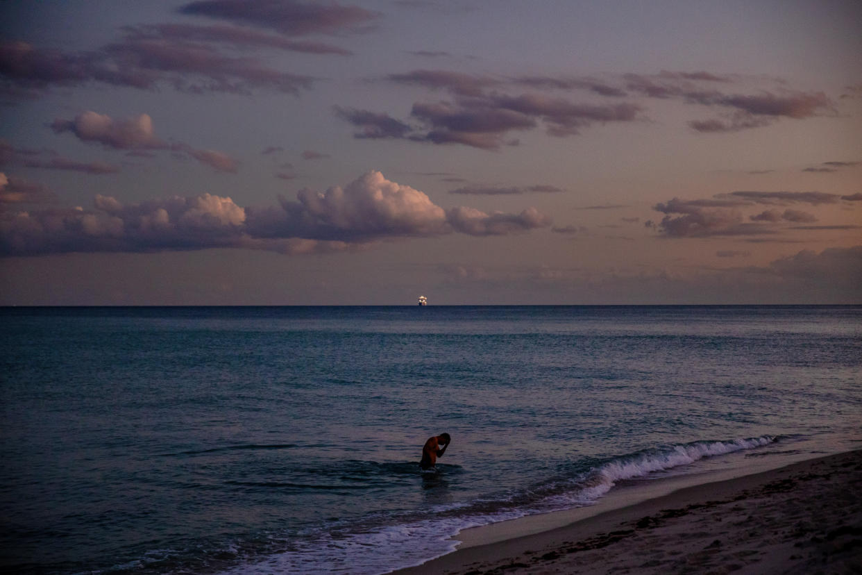 Persona nadando en al océano Atlántico, en Miami Beach, Florida, el 13 de enero de 2022. (Scott McIntyre/The New York Times)