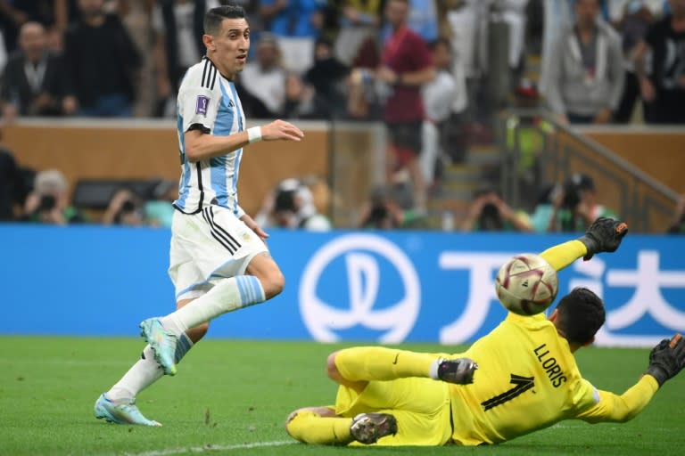 Ángel Di Maria marca un gol para Argentina ante Francia en la final del Mundial-2022 en Lusail, norte de Doha, el 18 de diciembre de 2022 (FRANCK FIFE)