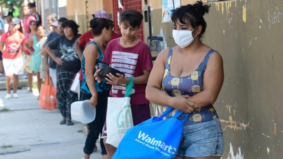 Una fila para comprar alimentos