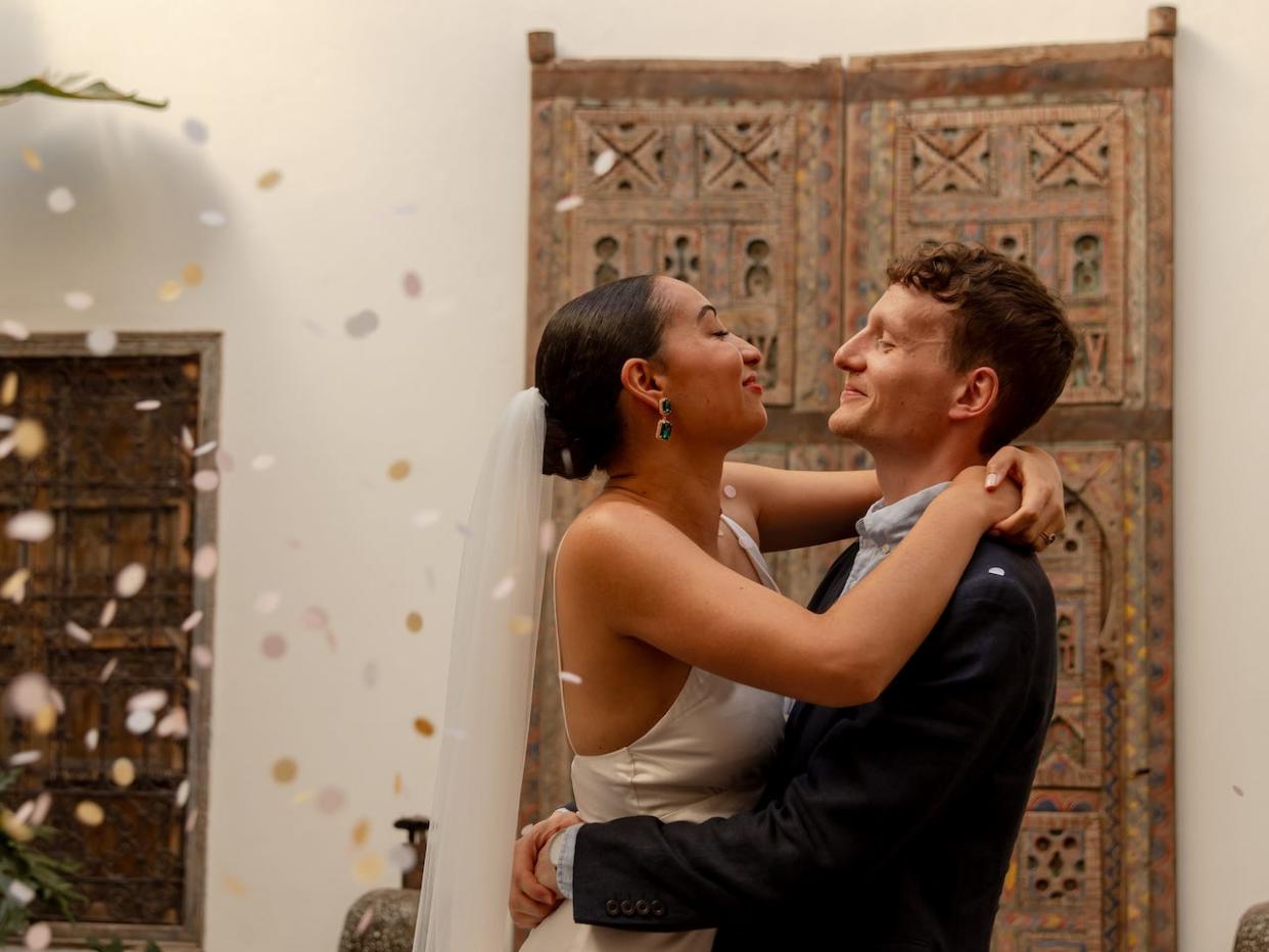 Almaz Burgess und ihr Mann veranstalteten eine Hochzeit mit 28 Gästen in einem Airbnb in Marokko. - Copyright: White Silk Studio