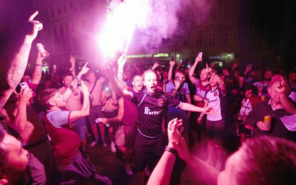 Los fanáticos encendieron una bengala en el centro de la ciudad mientras celebraban la victoria - PA