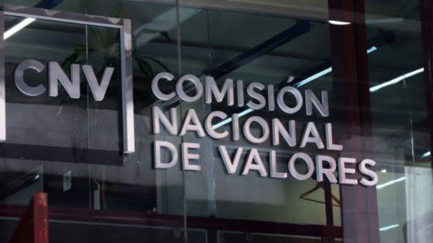 las nuevas restricciones impuestas por la Comisión Nacional de Valores (CNV) a las operaciones de dólar CCL con bonos de legislación extranjera que el mercado todavía no terminó de digerir.