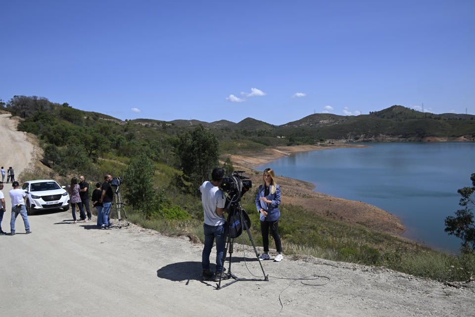 Portugiesische Medien berichten vom Ufer des Arade Stausees, in dem die Suchaktion durchgeführt wurde. (Bild: Horacio Villalobos/Getty Images)