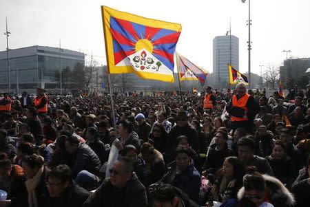 Devotees wait for Tibetan spiritual leader the Dalai Lama outside the United Nations where the Human Rights Council is holding it's 31st Session in Geneva, Switzerland, March 11, 2016. REUTERS/Denis Balibouse