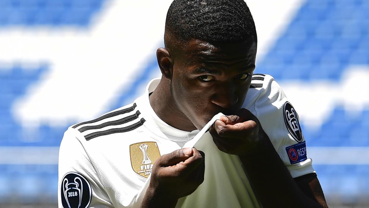 Vinícius Júnior besa el escudo del Real Madrid, el día de su presentación como futbolista merengue. / Foto: Goal.Com