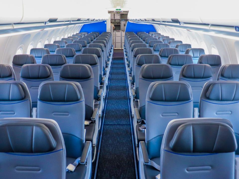 Economy class onboard JetBlue Airways&#39; new Airbus A321neoLR - JetBlue Airways Airbus A321neoLR Tour