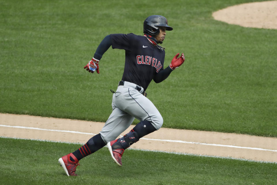 ARCHIVO - Francisco Lindor de los Indios de Cleveland recorre las bases tras batear un doble ante los Medias Blancas de Chicago. El torpedero ha sido traspasado a los Mets de Nueva York. (AP Foto/Nam Y. Huh, archivo)