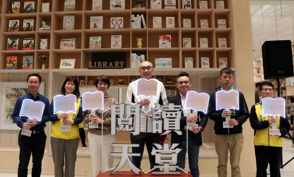 泰山分館重新打造為媲美蔦書書店的複合式閱讀空間，新北市副市長謝政達出席啟用儀式。   圖：新北市立圖書館提供