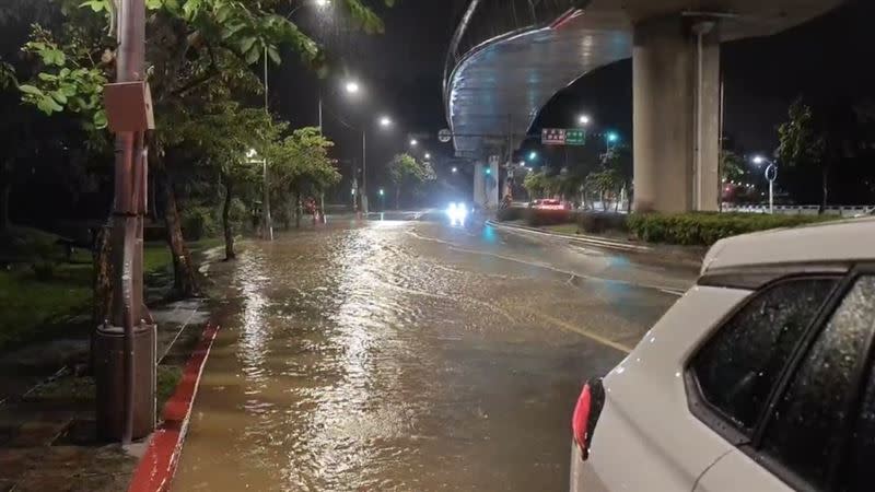 台北市內湖區成功路五段康湖路口傳出有淹水情形。（圖／翻攝畫面）