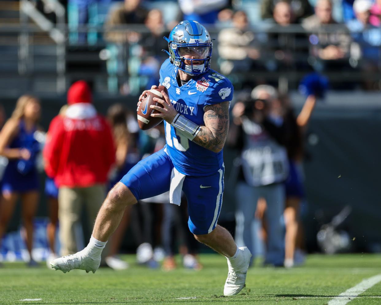 Kentucky Wildcats quarterback Devin Leary (13) drops back to pass against the Clemson Tigers.