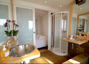 <p>And its ensuite bathroom. (Airbnb) </p>