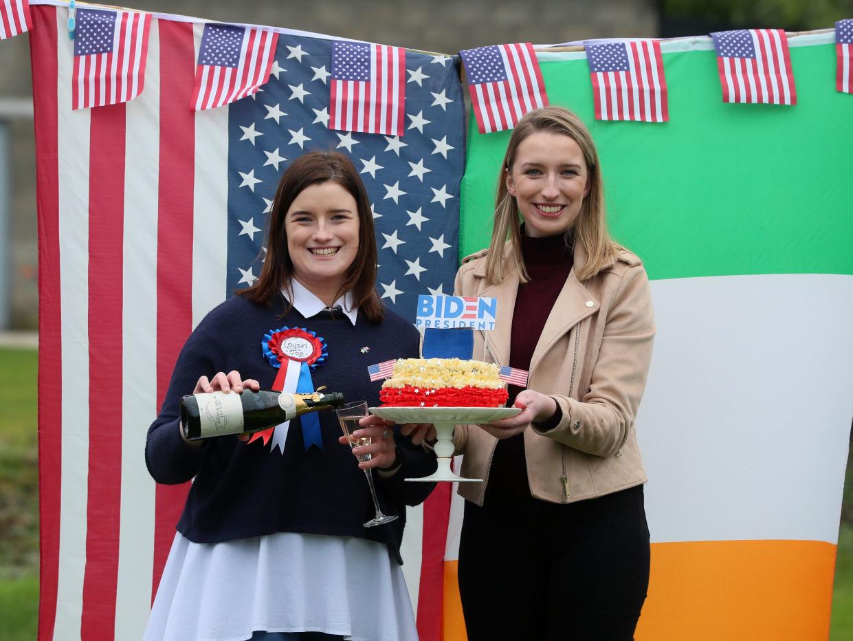 <p>Primos quintos del presidente electo Joe Biden, la concejala Andrea McKevitt (izquierda) y su hermana Ciara, en su casa en la península de Cooley en Co. Louth con un pastel especialmente horneado para conmemorar la toma de posesión del Sr. Biden como el 46 ° presidente de los Estados Unidos . El presidente electo Biden tiene vínculos ancestrales con el área de la costa este de Irlanda, así como con Ballina, Co Mayo, en la costa oeste. </p> (Brian Lawless / AP Wire)