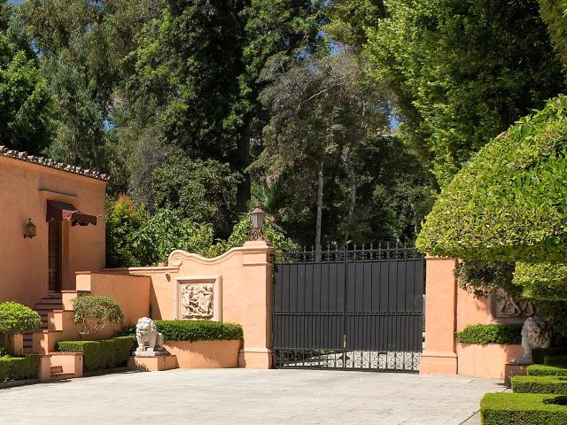 Once Asking $165 Million, Beverly Hills Estate Sold at Auction for Close to $60  Million - WSJ