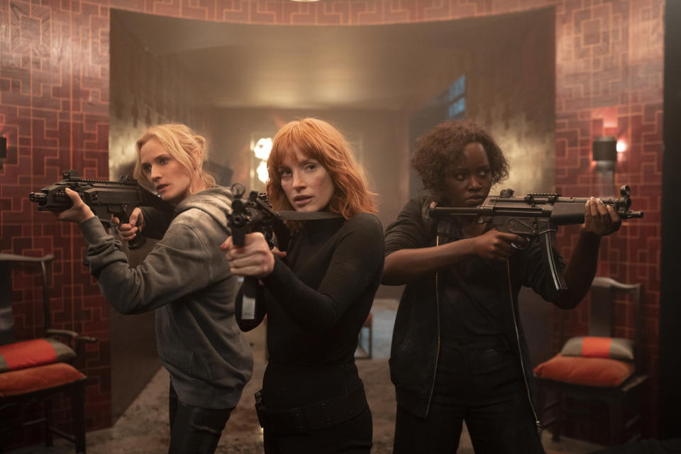 Diane Kruger, de izquierda a derecha, Jessica Chastain y Lupita Nyong'o de la película "The 355" en una imagen proporcionada por Universal Pictures. (Robert Viglasky/Universal Pictures via AP)