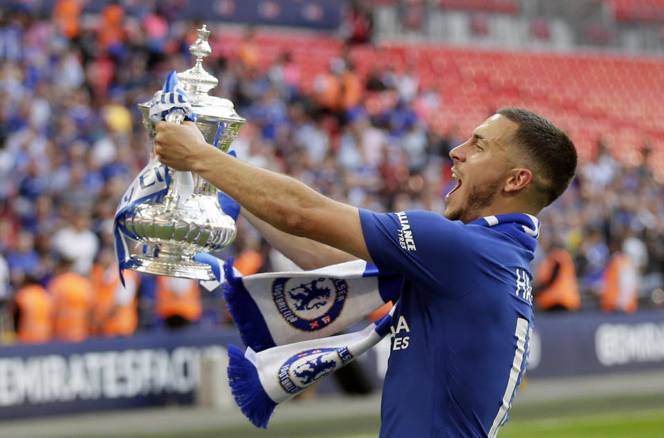 ARCHIVO - El delantero Eden Hazard alza el trofeo tras consagrarse campeón con Chelsea en la Copa FA al vencer al Manchester United en la final, el martes 10 de octubre de 2023, en Londres. (AP Foto/Tim Ireland)