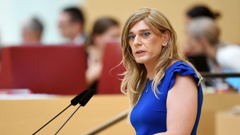 Tessa Ganserer spricht bei einer Plenarsitzung des Bayerischen Landtags. Die Grünen-Politikerin will in den Bundestag einziehen (Bild: dpa)