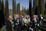 <p>La ministra de Defensa, María Dolores de Cospedal (c); la presidenta de la Comunidad de Madrid, Cristina Cifuentes (i), y la alcaldesa de la capital, Manuela Carmena, durante la ofrenda floral en el acto organizado por la AVT con motivo del decimotercer aniversario del 11M y del Día Europeo de las Víctimas del Terrorismo, este mediodía junto a los 191 cipreses y olivos que componen el Bosque del Recuerdo, en el parque del Retiro. Foto: EFE/Juan Carlos Hidalgo </p>