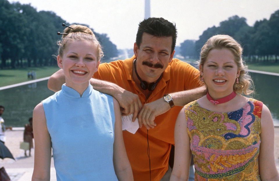 DICK, from left: Kirsten Dunst, director Andrew Fleming, Michelle Williams, on set, 1999 - Credit: Columbia Pictures/Courtesy Everett Collection