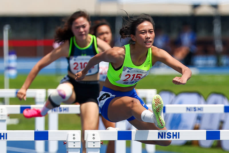 全大運女子100公尺跨欄  張博雅奪金（1） 113年全大運公開女生組100公尺跨欄決賽6日在國立 台灣體育大學田徑場舉行，國立體大張博雅（前）一 路領先，順利獲得金牌。 中央社記者王騰毅攝  113年5月6日 