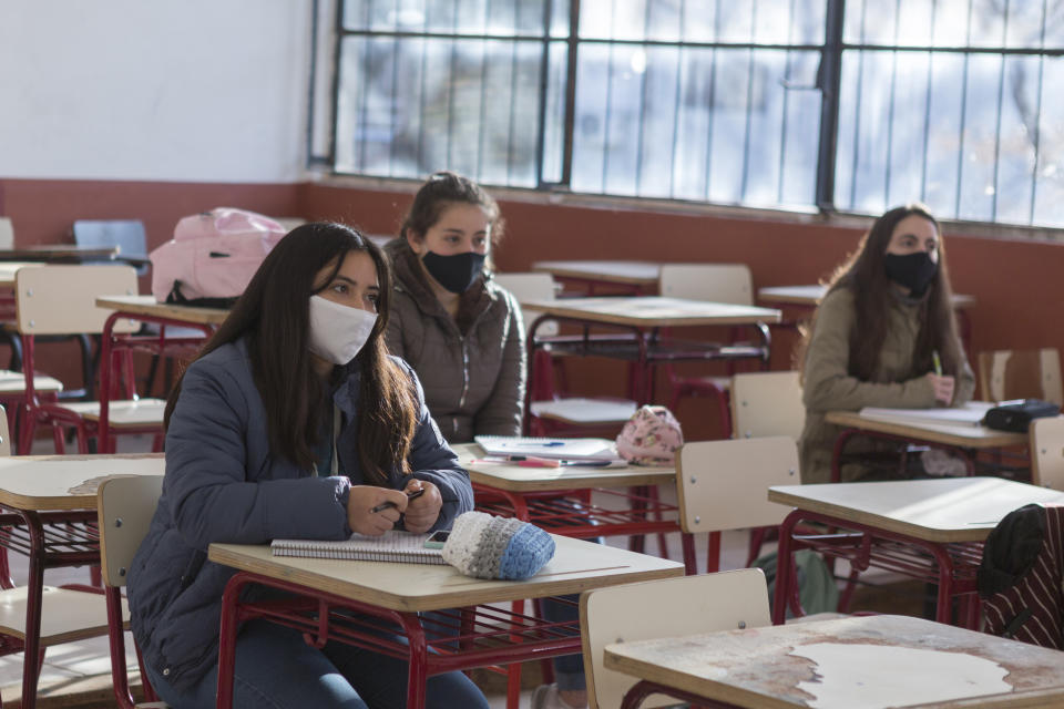 MONTEVIDEO, URUGUAY - JUNE 29 : Students wearing protective masks in class at the "Dámaso Antonio Larrañaga" public high school during the first day of the final phase of the gradual process to reopen schools on June 28, 2020 in Montevideo, Uruguay. Schools will impose strict social distancing measures and assistance is voluntary. Department of Treinta y Tres and border city of Rivera, postponed the return to school due to recent positive cases. (Photo by Ernesto Ryan/Getty Images)