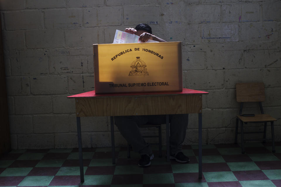 <p>A man prepares the electoral ballots before casting his vote during the general elections in Tegucigalpa, Honduras, Sunday, Nov. 26, 2017. (Photo: Rodrigo Abd/AP) </p>