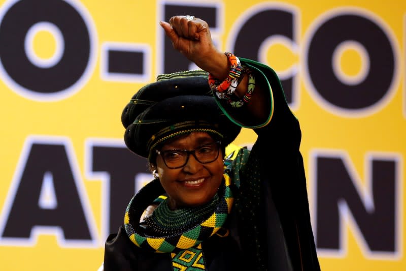 Winnie Mandela (photo), ex-épouse de l'ancien président sud-africain Nelson Mandela, est morte à l'âge de 81 ans. /Photo prise le 16 décembre 2017/REUTERS/Siphiwe Sibeko