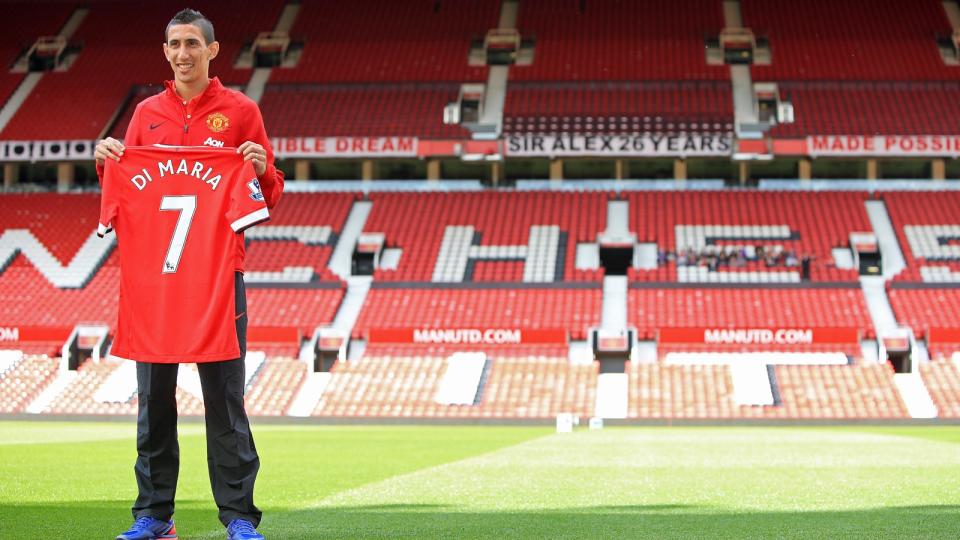 L'ancien ailier de Manchester United Angel Di Maria tient son maillot n°7 Crédit : Alamy