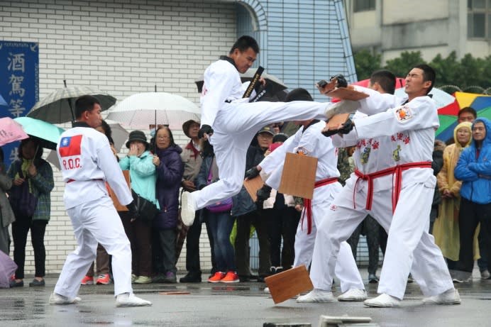 海軍陸戰隊莒拳隊8日操演應用擊破，展現高超戰技。（軍聞社記者李忠軒攝）