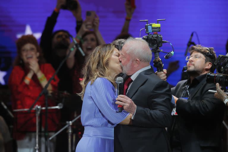 El nuevo presidente de Brasil, Luiz Inacio Lula da Silva, besa a su esposa, la primera dama Rosangela "Janja" da Silva, en el escenario del concierto de música Festival do Futuro como parte de su asunción de inauguración en Brasilia el 1 de enero de 2023