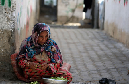 A Palestinian woman cuts okra as prepares food outside her house at Khan Younis refugee camp in the southern Gaza Strip September 10, 2018. REUTERS/Ibraheem Abu Mustafa