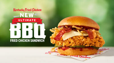 A partir del 3 de julio, KFC ofrecerá el nuevo Ultimate BBQ Fried Chicken Sandwich en los restaurantes KFC participantes de todo el país. El nuevo sándwich de pollo frito a la barbacoa, con BBQ en cada bocado, contiene un filete de 100 % carne blanca Extra Crispy ™ cubierta con tocino ahumado con nogal, la salsa BBQ con miel característica de KFC, cebollas fritas crujientes, queso fundido y pepinillos, todo dentro de un delicioso pan brioche. (PRNewsfoto/Kentucky Fried Chicken)