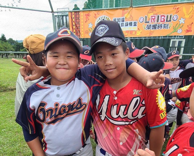 日本沖繩石垣少年拿下關懷盃軟式少棒冠軍，賽後與花蓮玉里合影。 （原棒協提供）