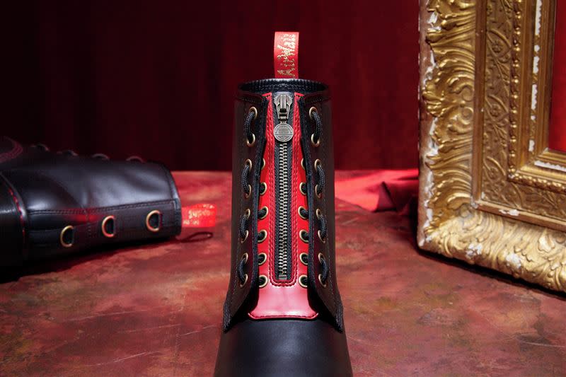 1460八孔靴在鞋舌處搭配大紅色拉鏈設計，搭配「福」、「壽」字樣的金色拉鍊頭。（圖／品牌業者提供）