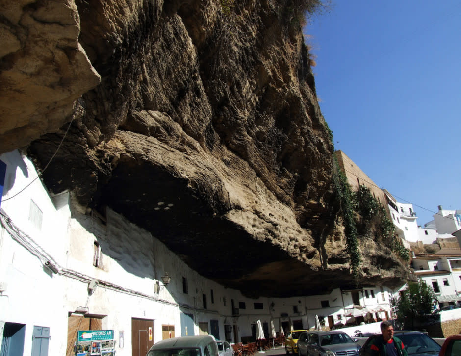 5.- Setenil de las Bodegas, Cádiz: ¿Alguna vez te habías imaginado un pueblo con casas bajo las rocas, sobre éstas o incluso en su interior? Crédito: maese.